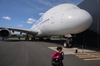 Visitantes junto a la aeronave Airbus A380 en Aeroscopia, el museo de aviación de Toulouse (Francia).