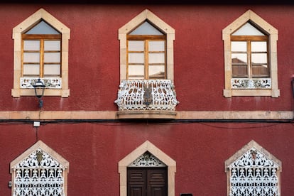 Fachada de la Musae Casa de Los Condes, en Lumbral. Salamanca. 