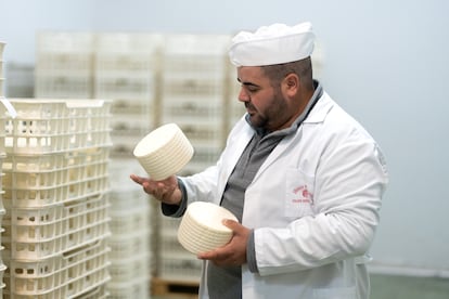 Felipe Hernández, en su queso Hinojosa de Duero.