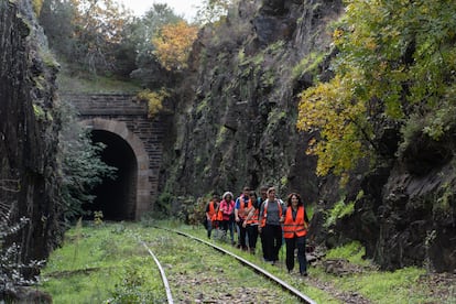 Randoners en el ferrocarril en Salamanca.