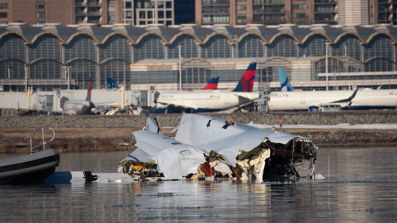 Recuperan la caja negra del avión siniestrado en Washington tras la colisión con un helicóptero militar