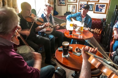 Los músicos tradicionales de Irlanda, Escocia, Gales y Francia se encuentran para el 18º Festival de Música se llevan a cabo en Ardara, Irlanda. 