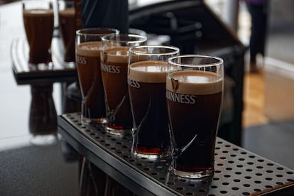 Guinness pellizca recién arrojado al último piso de la tienda en Dublín, Irlanda.