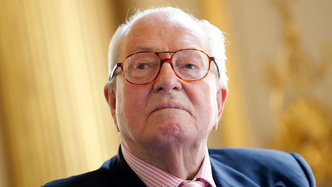 Vandalizan la tumba de Jean Marie Le Pen durante la noche