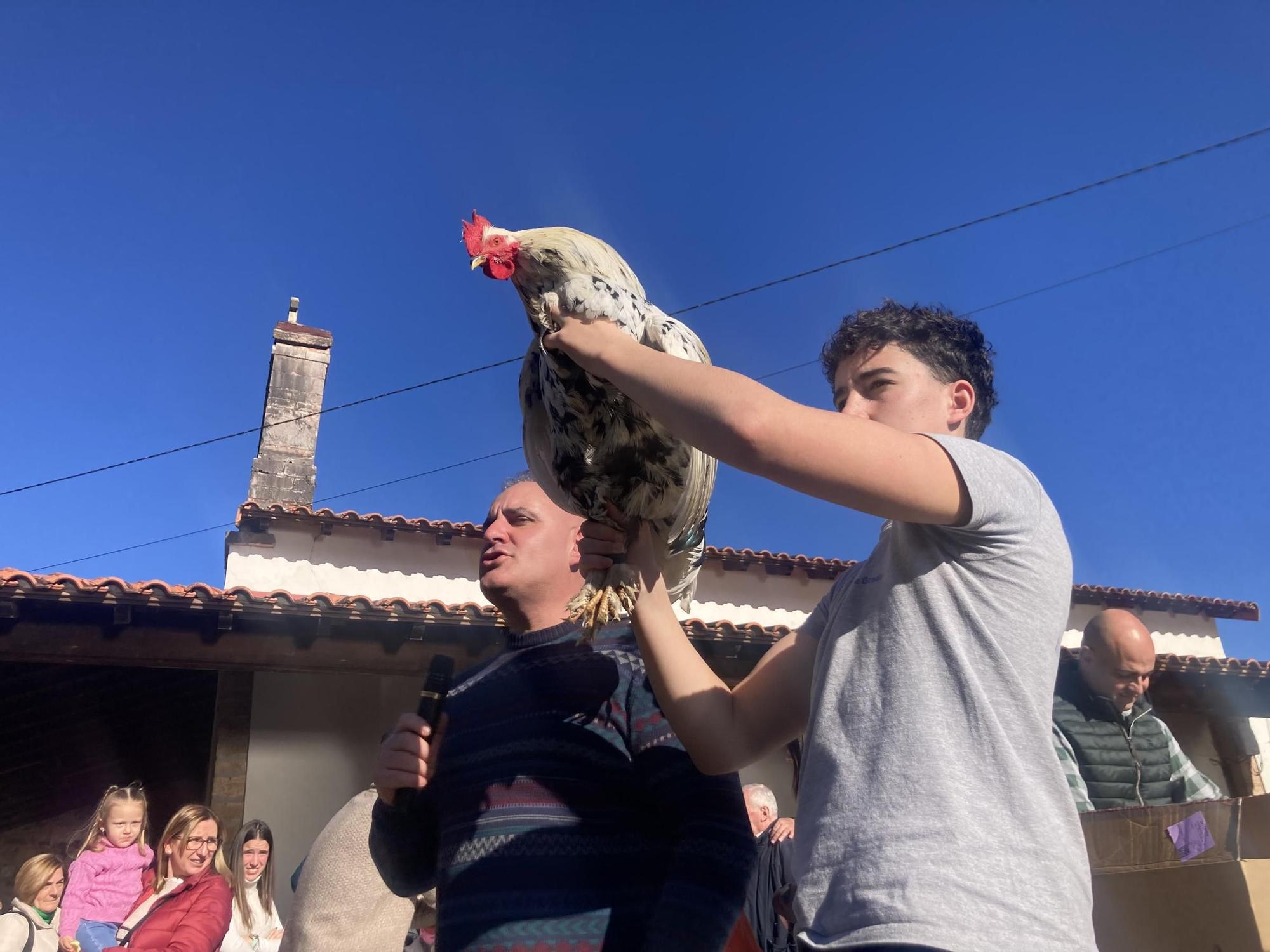 Así fue la mañana soleada del festejo en Coalla, con productos de primera y una procesión