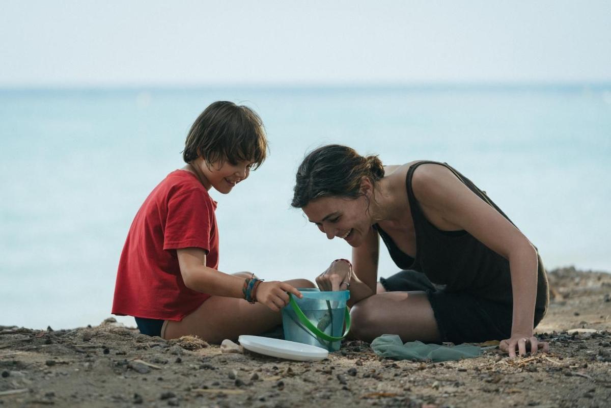 Son (Noa Álvarez) y Ana (Marta Nieto), en 'La mitad de Ana'.