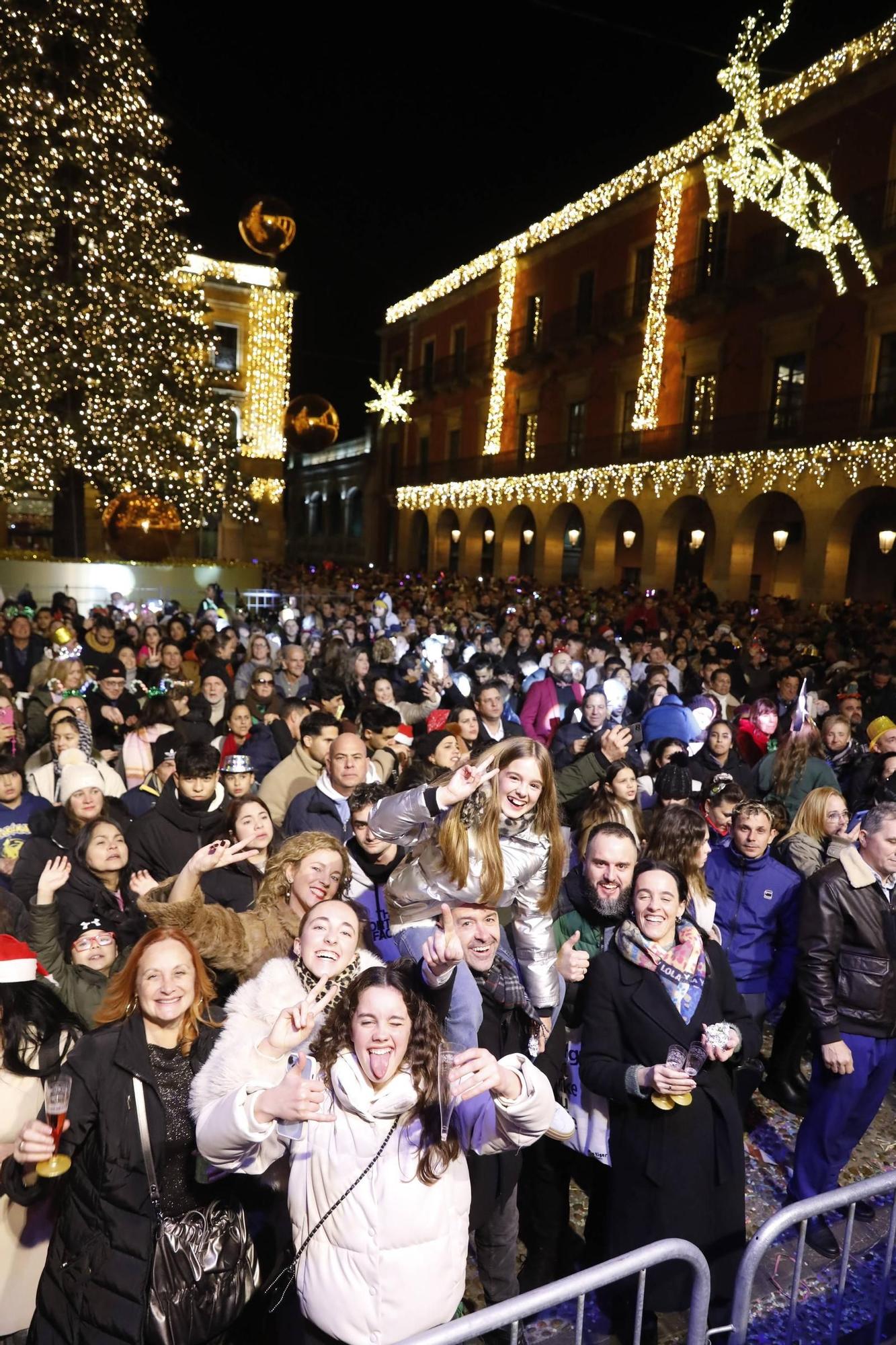 La plaza Mayor de Gijón, a rebosar para recibir al 2025