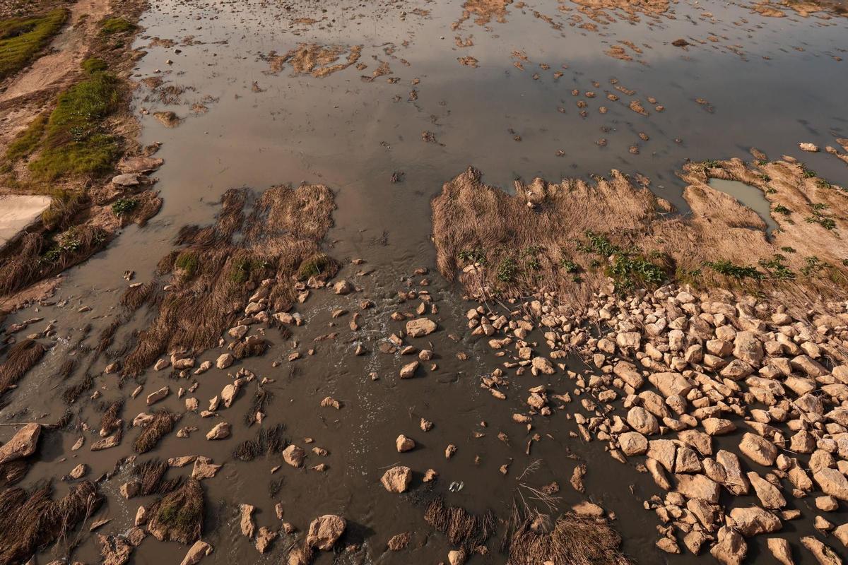 Estado del agua putrefacta en el tramo final del nuevo cauce del Túria.