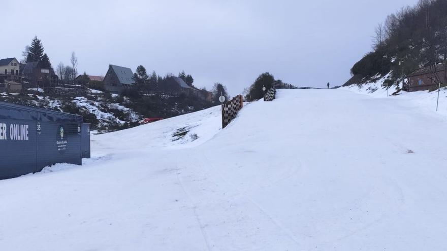 El temporal cierra las estaciones de esquí, amenazadas también por la escasez de nieve