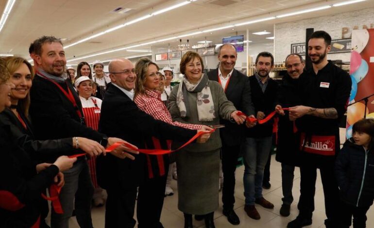 Familia inaugura su tercer supermercado en la ciudad