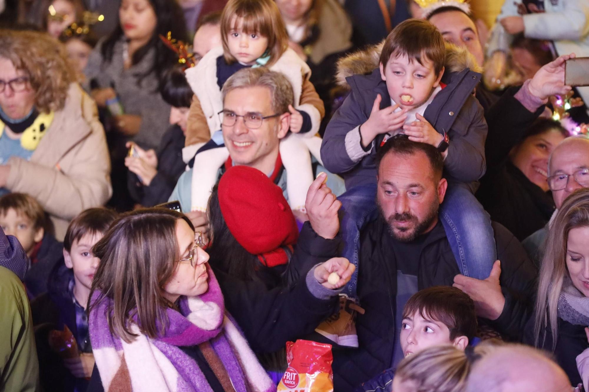 El "campanillas" en la Plaza Mayor de Gijón, en imágenes