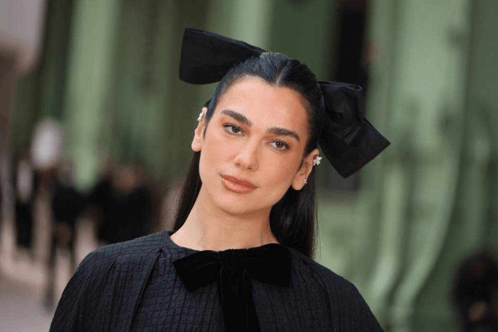 Dua Lipa con un bucle XXL en el cabello en las puertas del último desfile de Chanel - Cottres