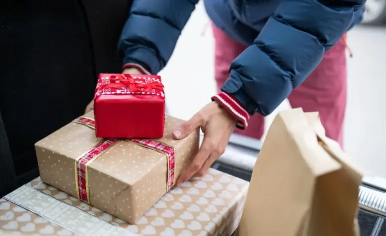 La multa de 200 euros que te van a poner por llevar así los regalos de Reyes en tu coche