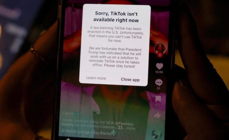 TikTok deja de funcionar en EE. UU., poco antes de la entrada en vigor de la ley que la prohíbe