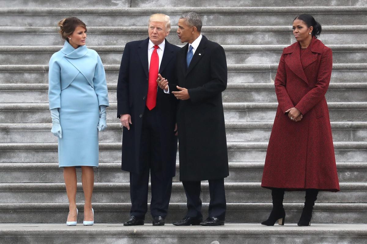 693551185. Washington (United States), 20/01/2017.- US President Donald J. Trump and former US president Barack Obama stand on the steps of the U.S. Capitol with First Lady Melania Trump and Michelle Obama in Washington, DC, USA, 20 January 2017. Trump won the 08 November 2016 election to become the next US President. (Estados Unidos) EFE/EPA/Rob Carr / POOL. Melania Trump . Donald J. Trump. Barack Obama. Michelle Obama. Investidura del Presidente EEUU Donald Trump . expresidente. Capitolio