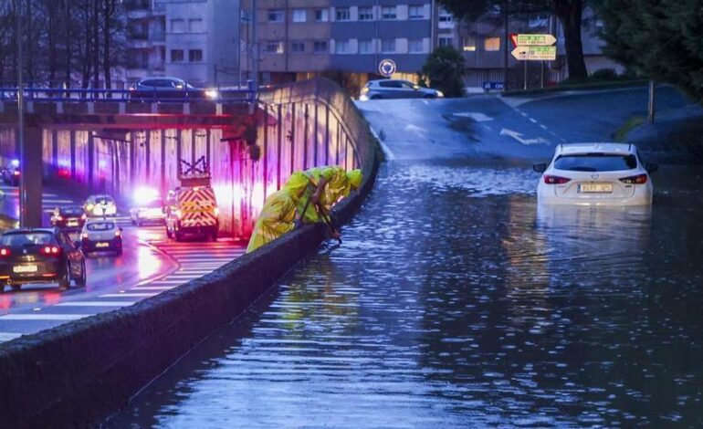 Vecinos de Pelamios (Galicia) con el agua en el salón de casa: "Había medio metro de auga de altura"