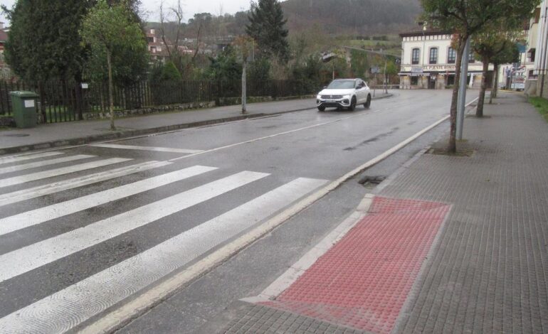 Parres mejora la accesibilidad en pasos de peatones en los barrios de Prestín y El Puente Romano