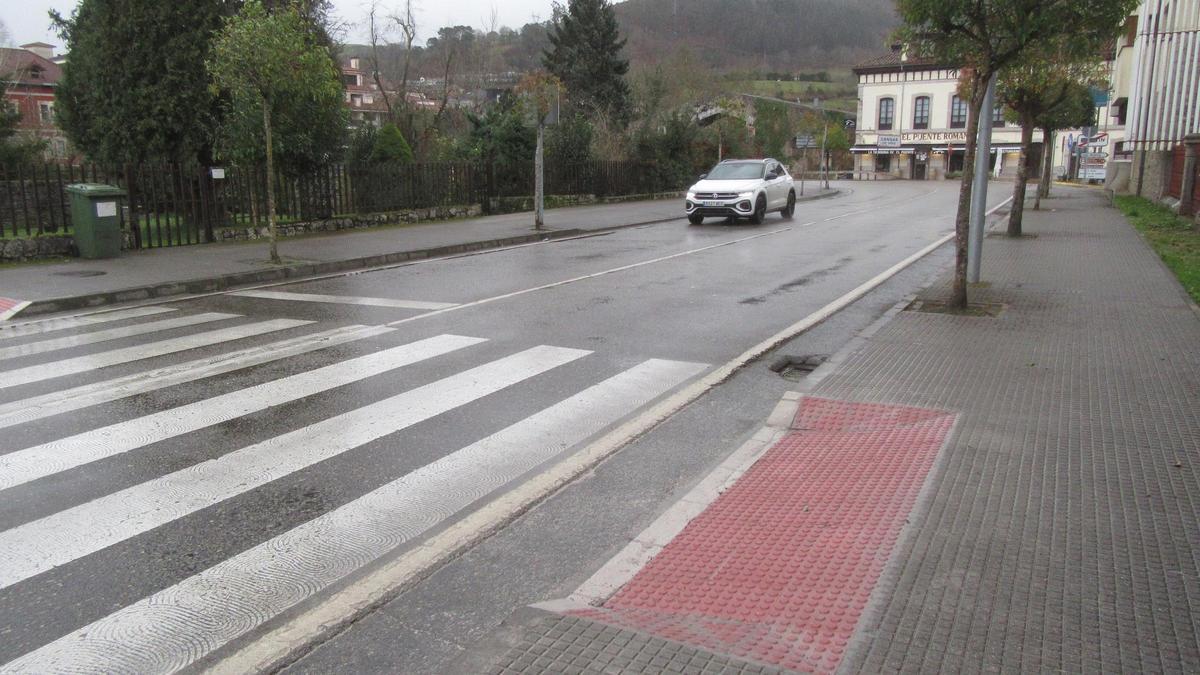 Parres mejora la accesibilidad en pasos de peatones en los barrios de Prestín y El Puente Romano