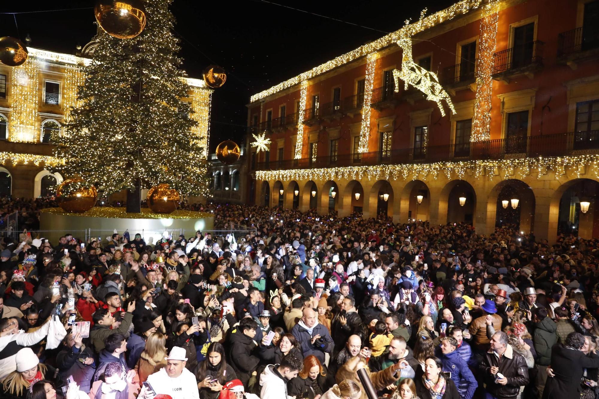 La plaza Mayor de Gijón, a rebosar para recibir al 2025