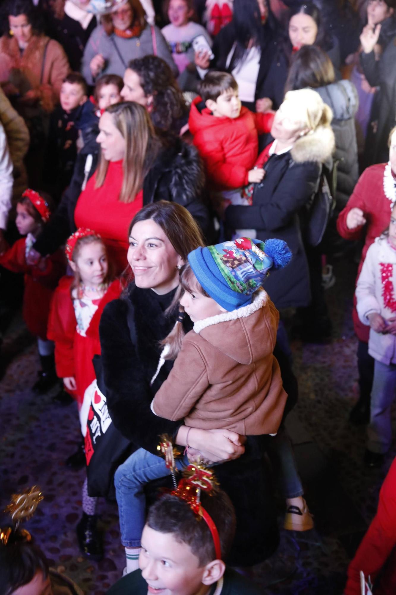 El "campanillas" en la Plaza Mayor de Gijón, en imágenes