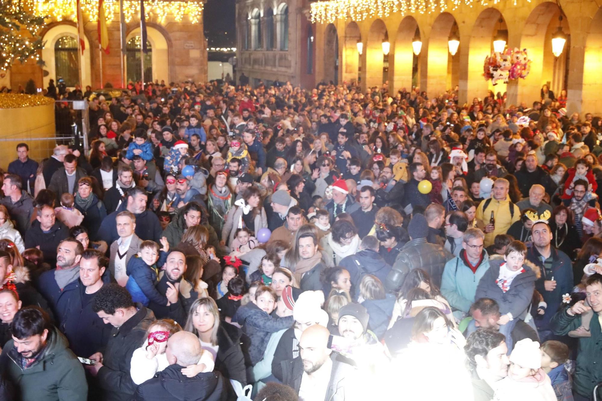 El "campanillas" en la Plaza Mayor de Gijón, en imágenes