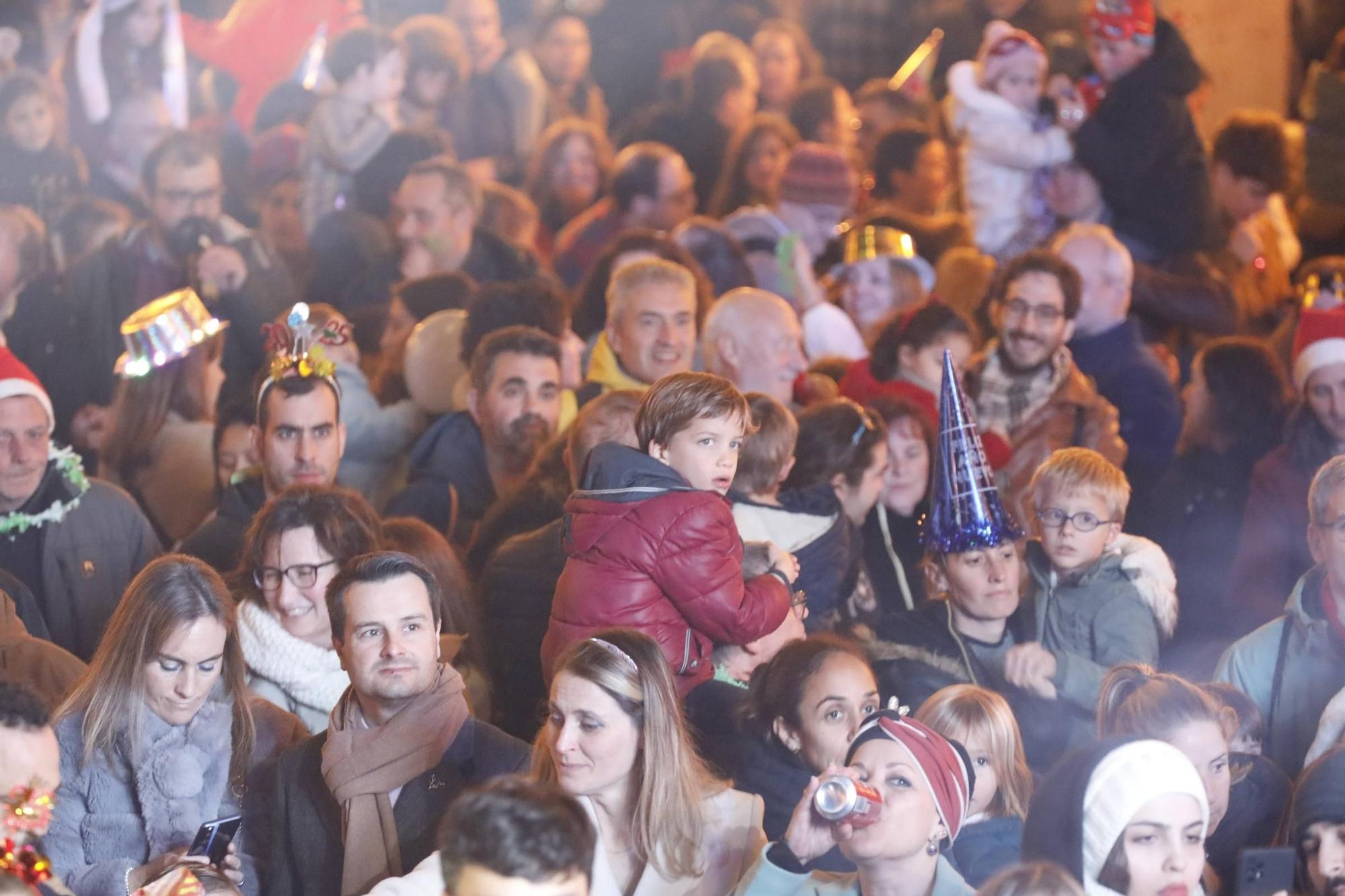 El "campanillas" en la Plaza Mayor de Gijón, en imágenes