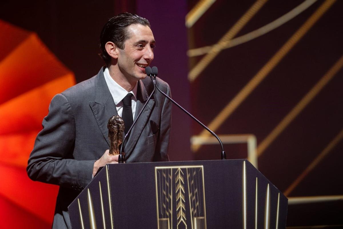 El actor Enric Auquer, recogiendo su Premio Gaudí por su papel en 'Casa en flames'.