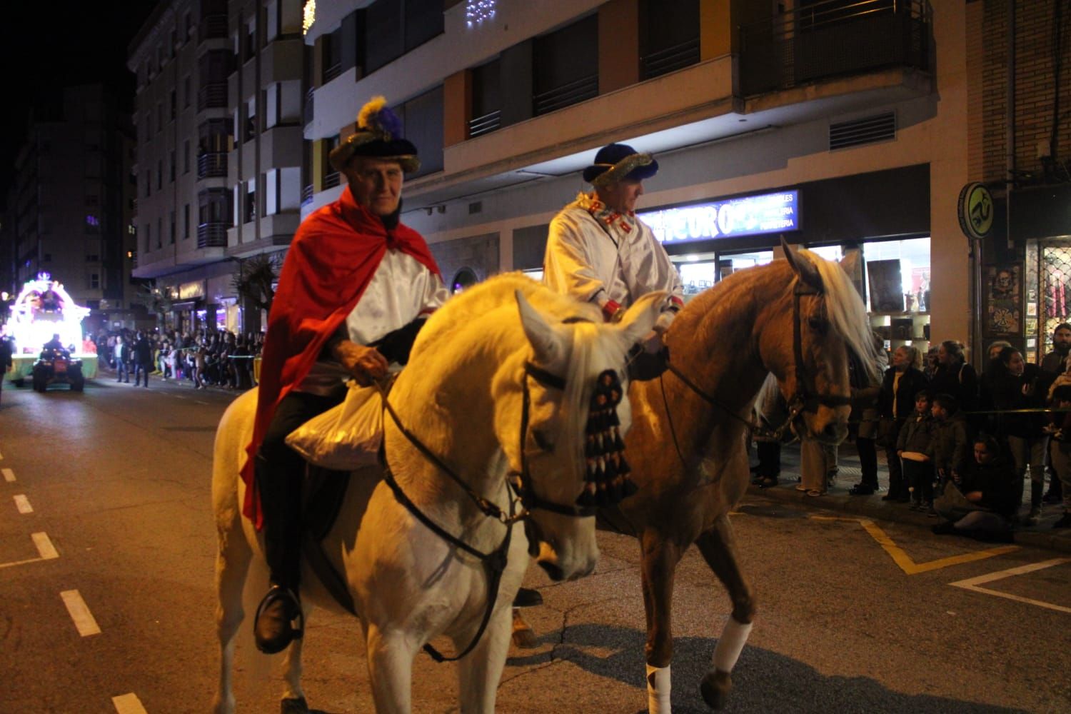 Así fueron las cabalgatas en Mieres y Langreo