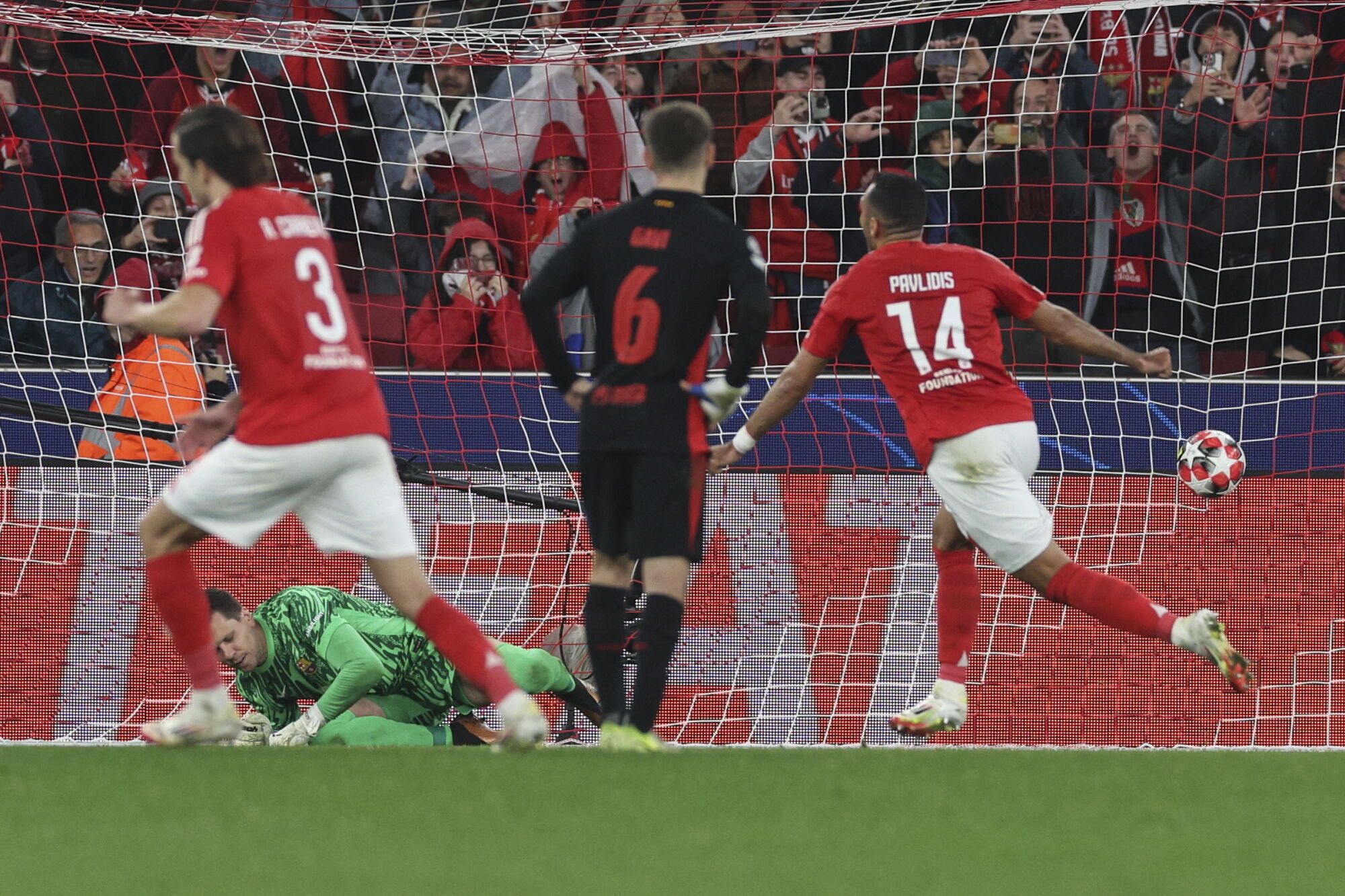 Lisbon (Portugal), 01/21/2025.- Benfica`s Pavlidis (R) celebrates a goal against Barcelona during their UEFA Champions League soccer match held at Luz Stadium in Lisbon, Portugal, 21 January 2025. (Champions League, Lisbon ) EFE/EPA/MIGUEL A. LOPES