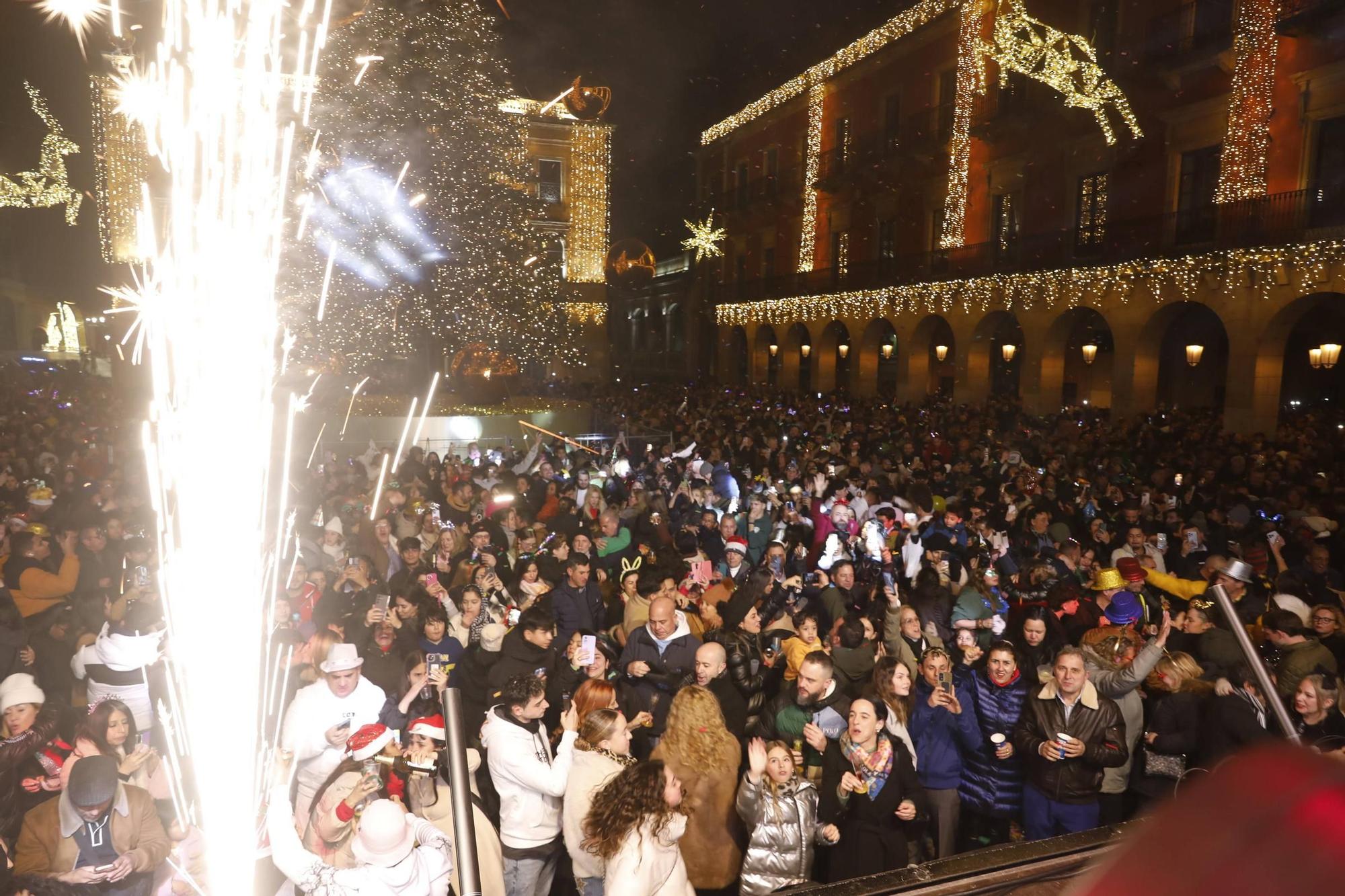 La plaza Mayor de Gijón, a rebosar para recibir al 2025