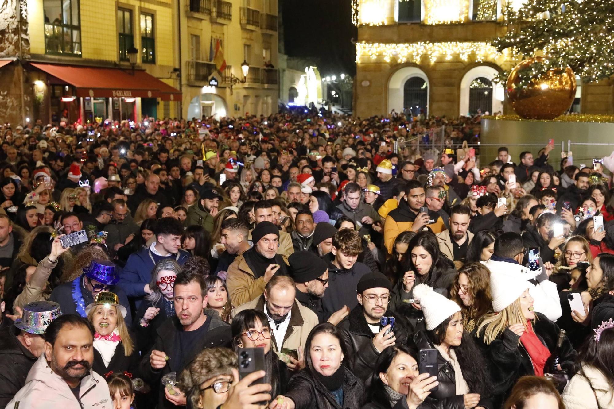 La plaza Mayor de Gijón, a rebosar para recibir al 2025