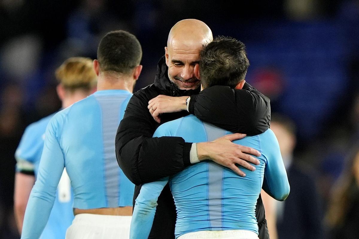 Pep Guardiola, entrenador del Manchester City, se abraza con Bernardo Silva tras ganar al Leicester, poniendo fin a su peor racha como entrenador.