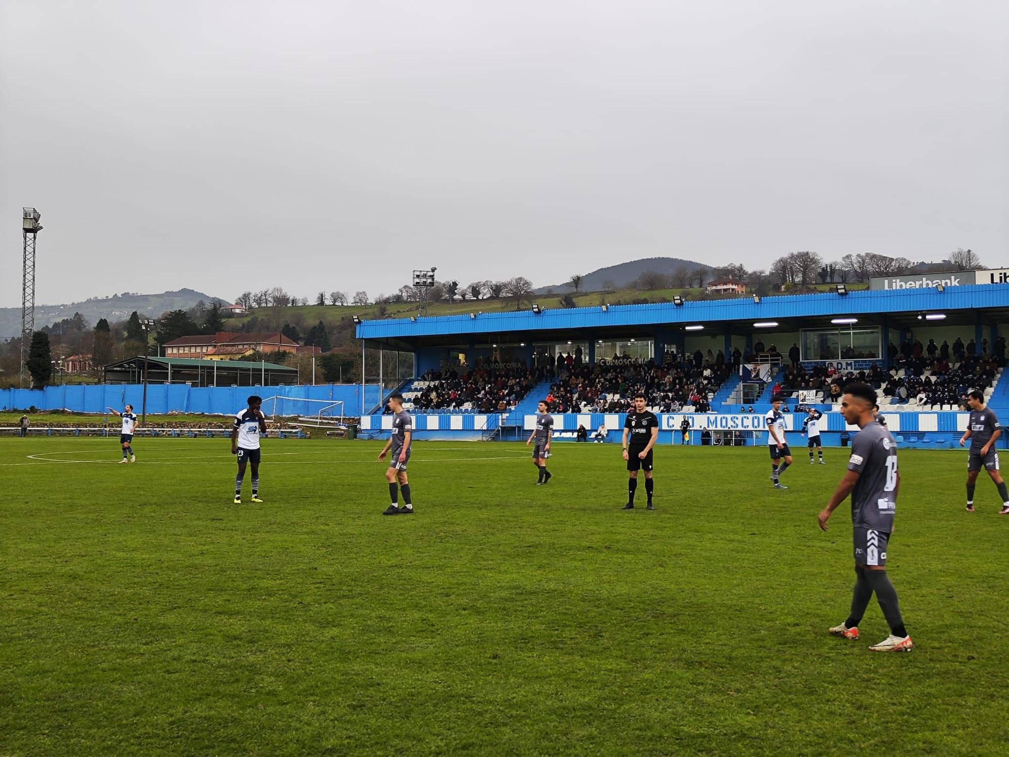 En imágenes: tarde de fútbol en el campo Moscón