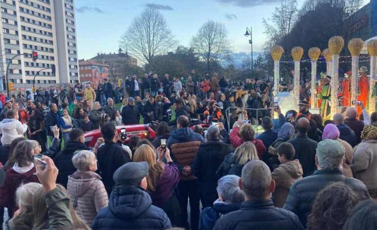 CABALGATA GIJÓN | Confeti y chaquetas en mano para la cabalgata de Gijón, que desborda las calles con ilusión