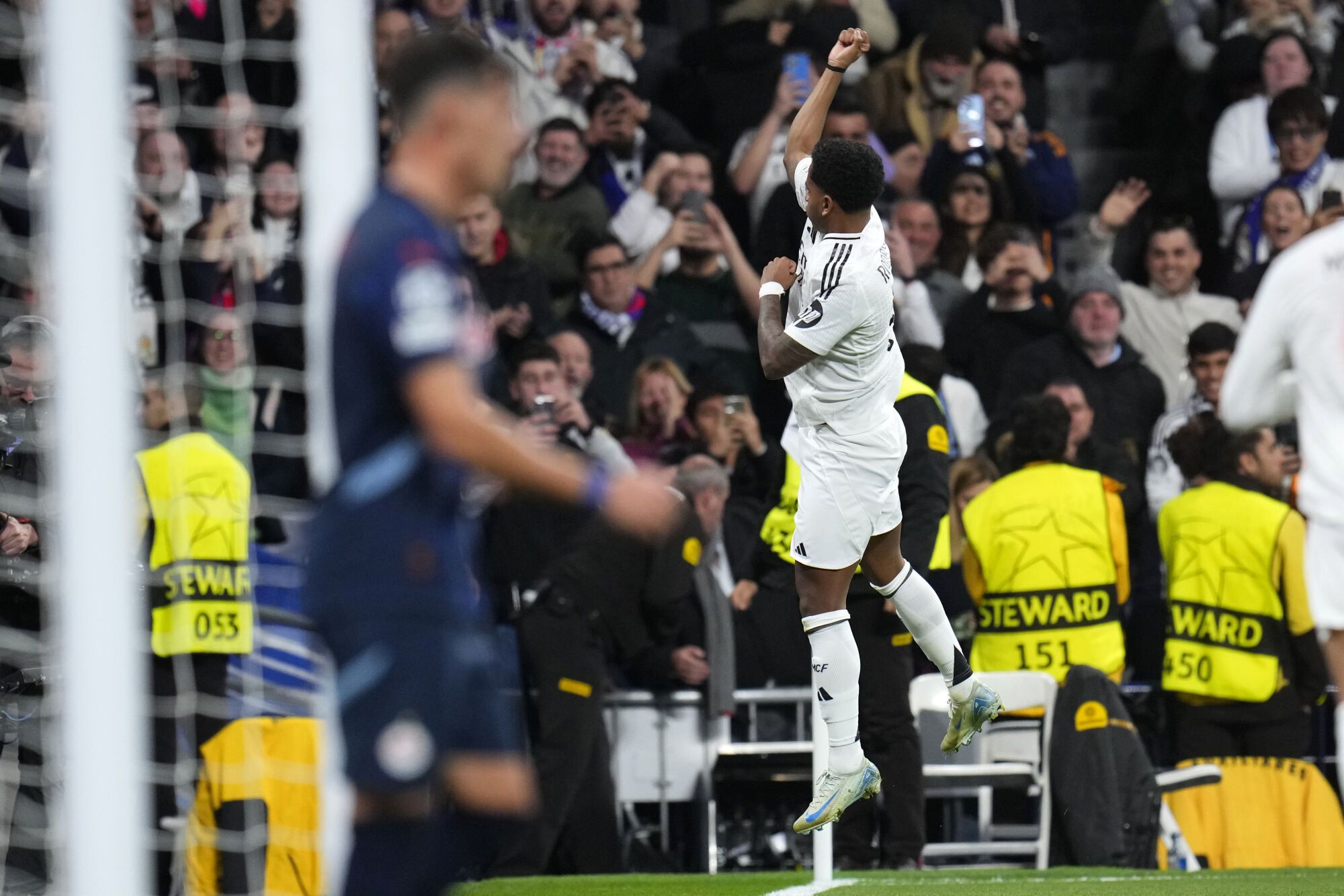 Rodrygo del Real Madrid celebra tras anotar el gol inicial durante el partido de fútbol de la fase inicial de la Liga de Campeones entre el Real Madrid y el FC Salzburg en el estadio Santiago Bernabéu de Madrid, el miércoles 22 de enero de 2025. (Foto AP/Manu Fernández). USO EDITORIAL SÓLO/SÓLO ITALIA Y ESPAÑA