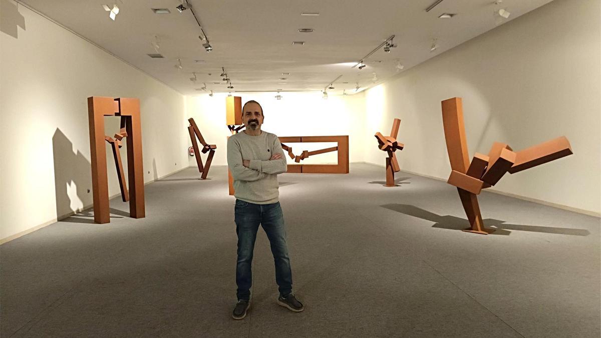 La tensión del equilibrio llega a la Pola de la mano del escultor Eduardo Knorr: «Intento transmitir emociones»