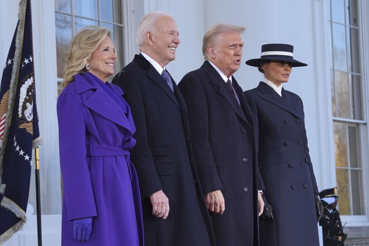 President Joe Biden, center left, and first lady Jill Biden, left, pose with President-elect Donald Trump, center right, and Melania Trump, right, upon arriving at the White House, Monday, Jan. 20, 2025, in Washington. (AP Photo/Evan Vucci) Associated Press / LaPresse Only italy and Spain. EDITORIAL USE ONLY/ONLY ITALY AND SPAIN