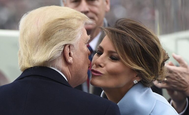 MELANIA TRUMP | De celeste y a lo Jackie Kennedy: Melania eligió un ‘look’ clásico y patriótico en la primera investidura de Donald Trump