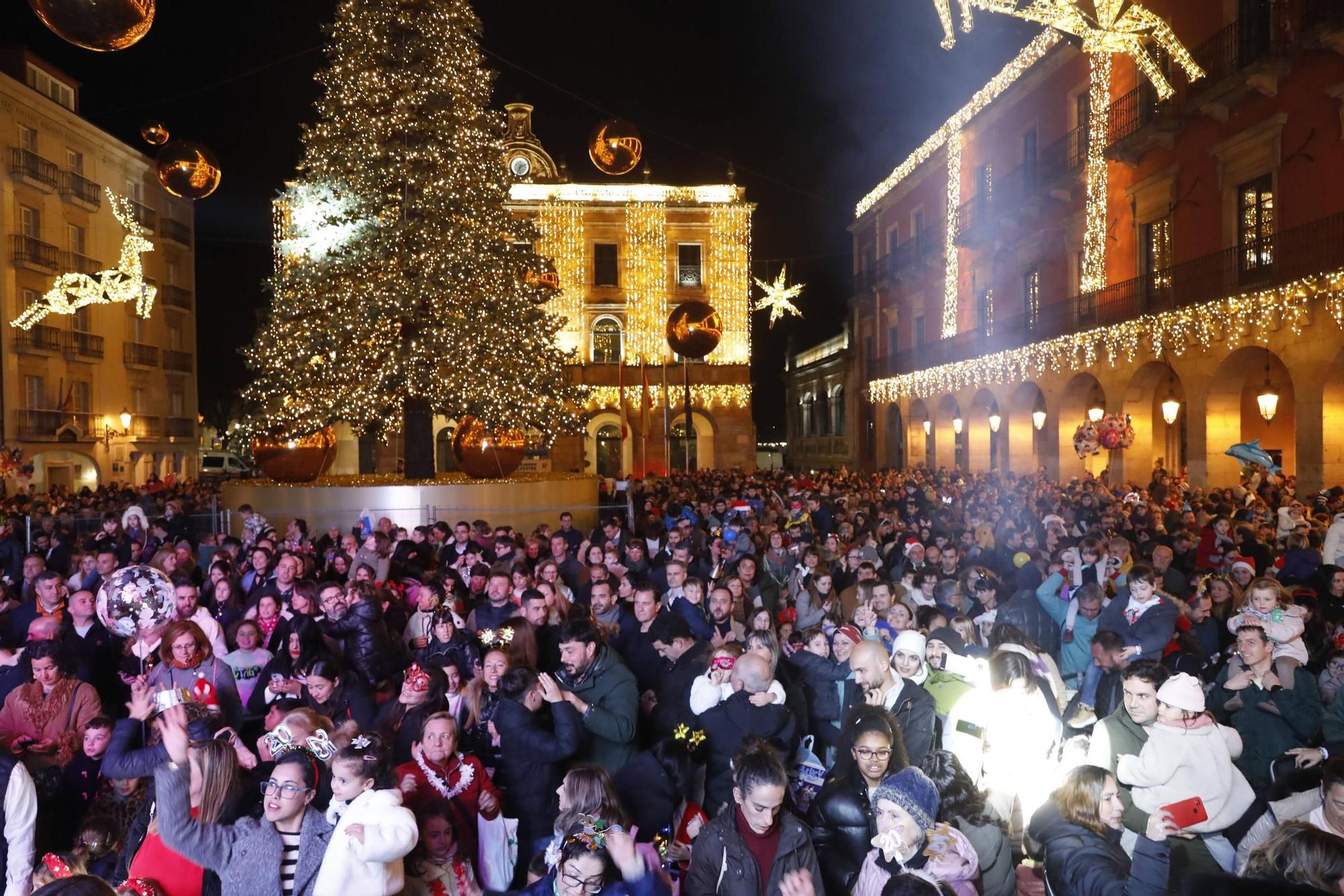 El "campanillas" en la Plaza Mayor de Gijón, en imágenes