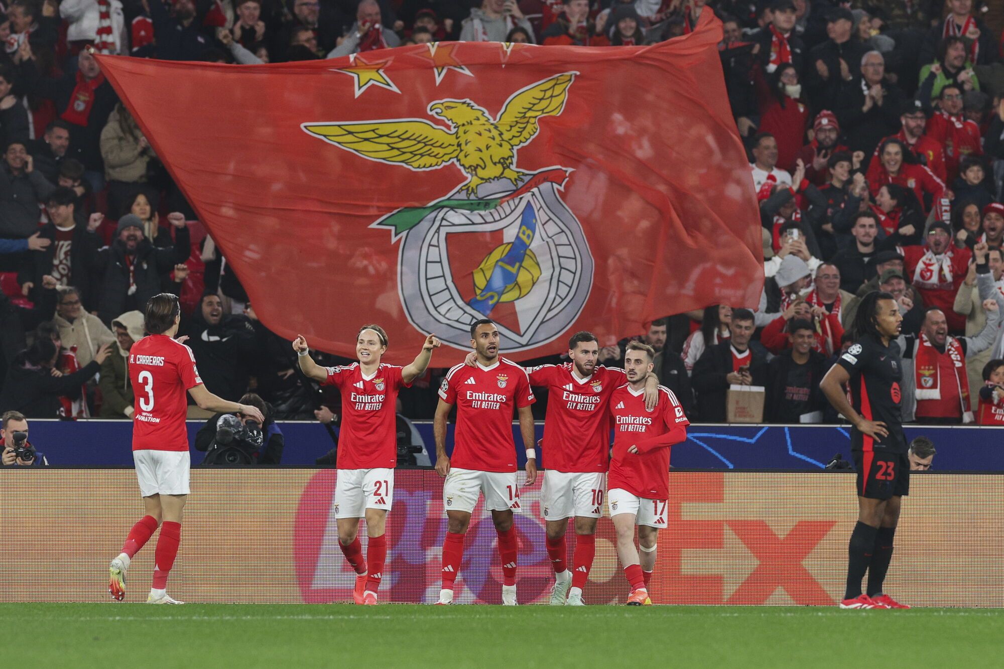 Lisbon (Portugal), 01/21/2025.- Benfica`s Pavlidis (C) celebrates a goal against Barcelona during their UEFA Champions League soccer match held at Luz Stadium in Lisbon, Portugal, 21 January 2025. (Champions League, Lisbon ) EFE/EPA/MIGUEL A. LOPES