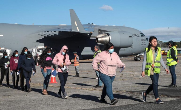 El Gobierno de Trump recurre a aviones militares para los dos primeros vuelos de repatriación de migrantes