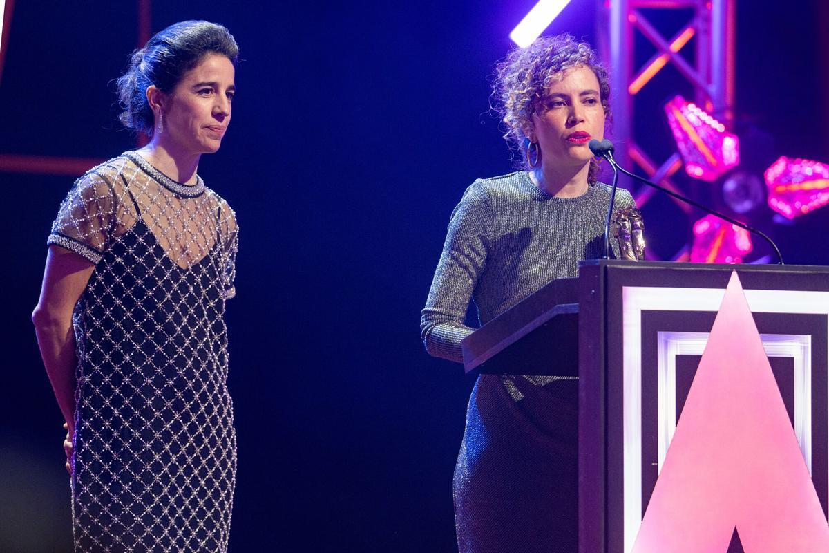 La guionista Valentina Viso y Mar Coll reciben el premio a mejor guión adaptado durante la entrega de los XVII Premis Gaudí.