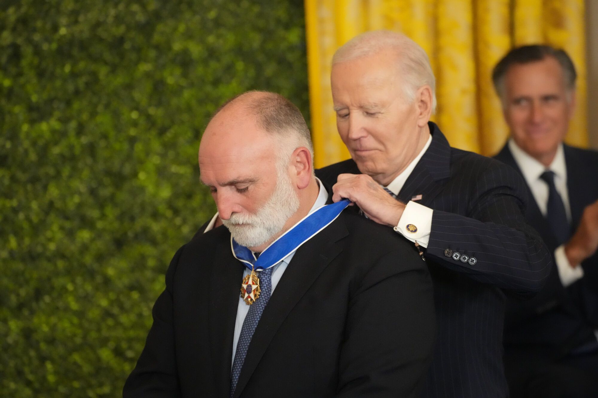 José Andrés recibe de manos de Biden la más alta condecoración civil de Estados Unidos