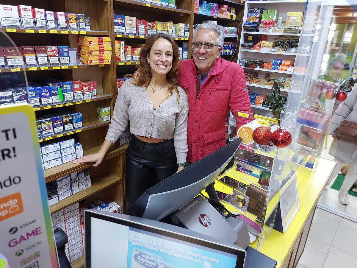 Bárbara y Jesús Carbajales en el interior del establecimiento.