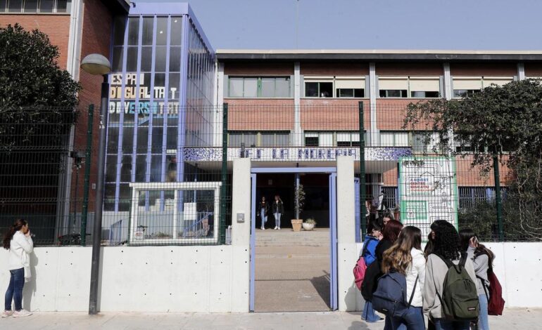 Detenido un menor por agredir al director de un instituto de Valencia y romperle el brazo