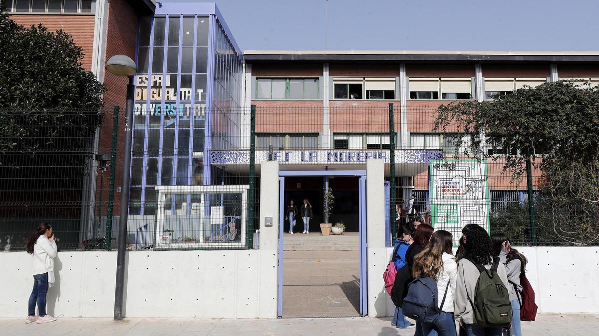 Detenido un menor por agredir al director de un instituto de Valencia y romperle el brazo