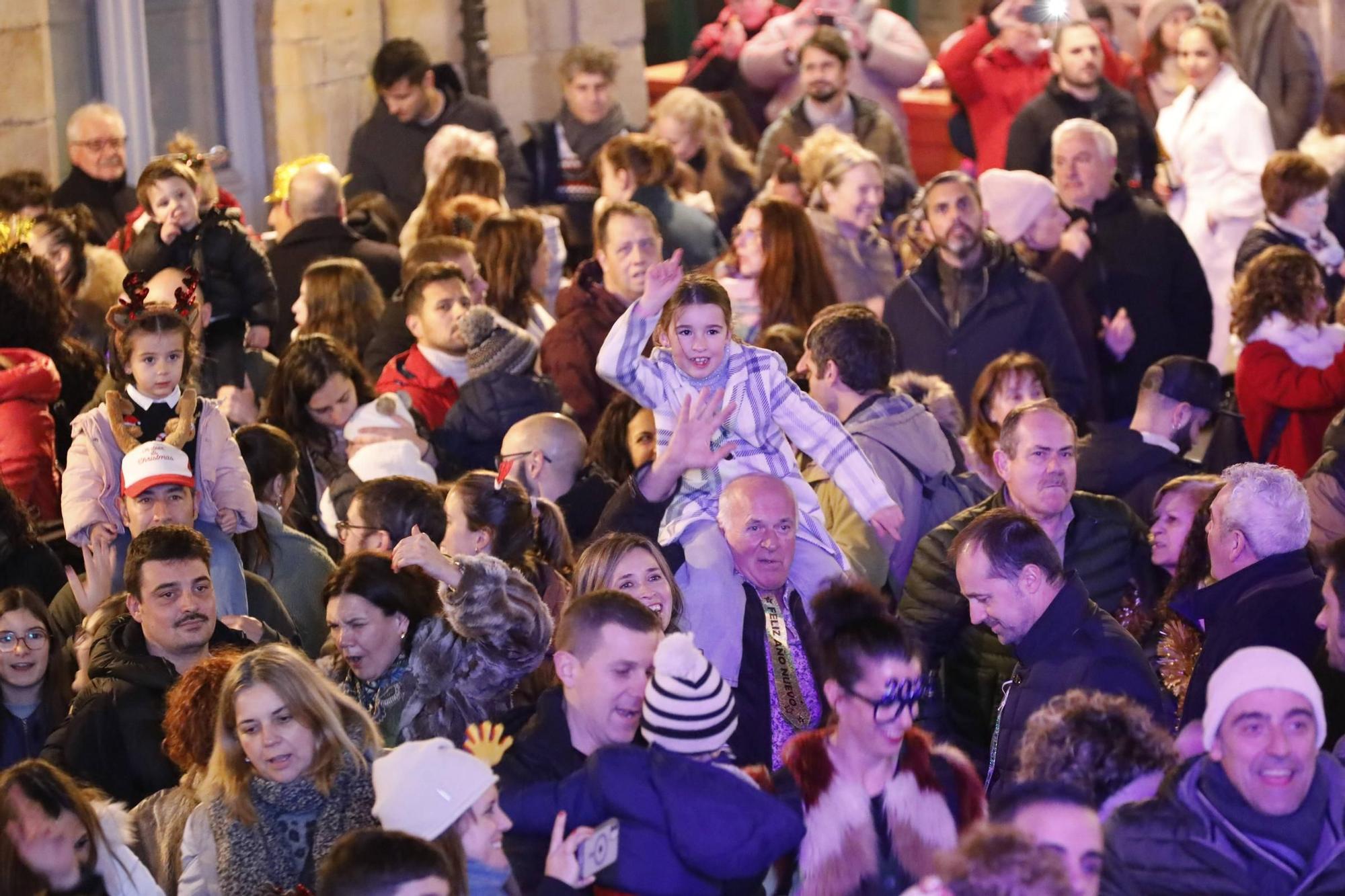 El "campanillas" en la Plaza Mayor de Gijón, en imágenes