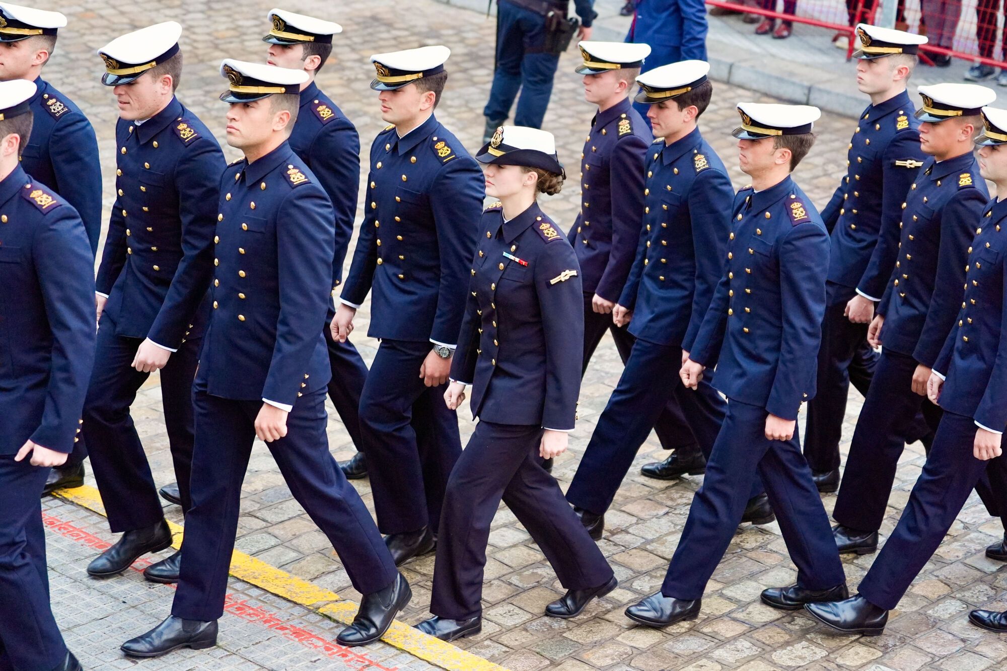 La Princesa de Asturias, Leonor, llega junto a sus compañeros guardiamarinas al convento de Santo Domingo en Cádiz para asistir a la tradicional misa antes de la salida en procesión con la imagen de La Galeona hasta el muelle del puerto, donde abordará el buque escuela del La Armada Española Juan Sebastián de Elcano iniciará la travesía del 97º crucero de entrenamiento. EFE/Román Ríos