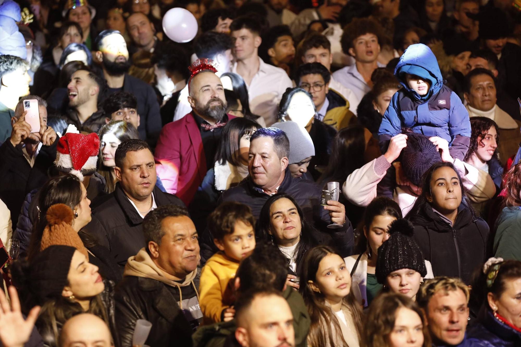 La plaza Mayor de Gijón, a rebosar para recibir al 2025