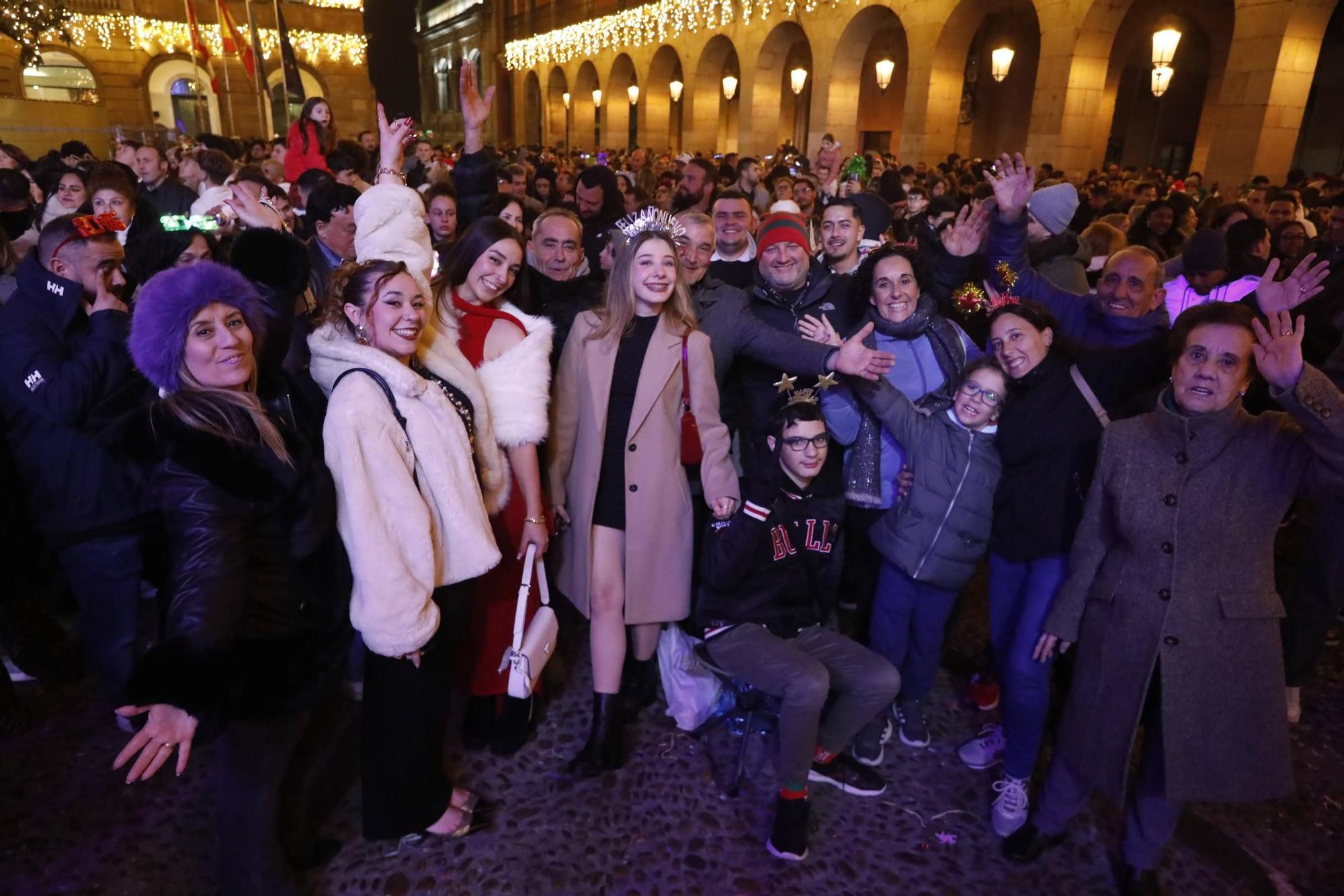 La plaza Mayor de Gijón, a rebosar para recibir al 2025